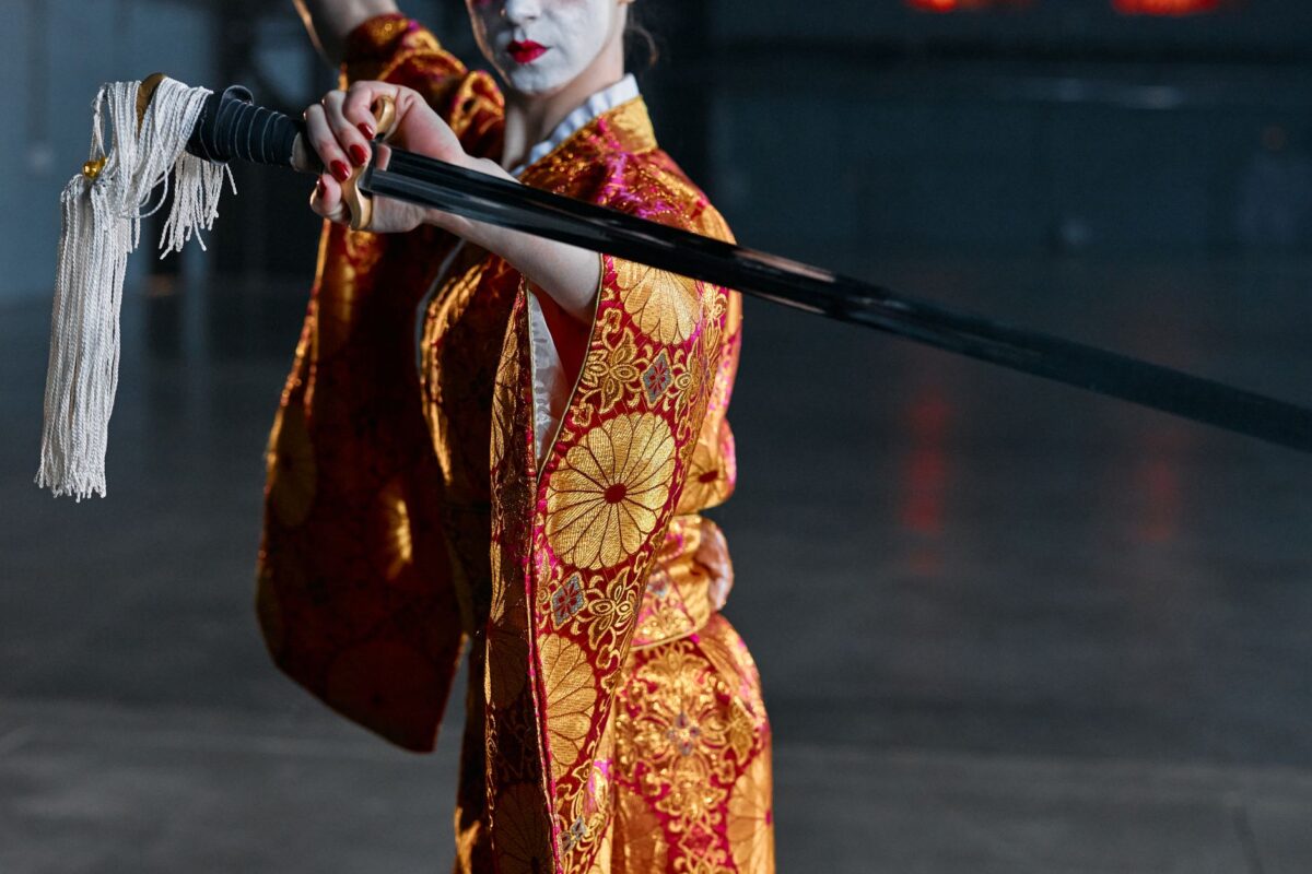 Sabre katana japonais sur fond sombre